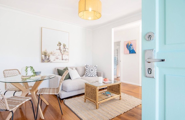 Beachside Vibes 2 min stroll to Parkdale Beach