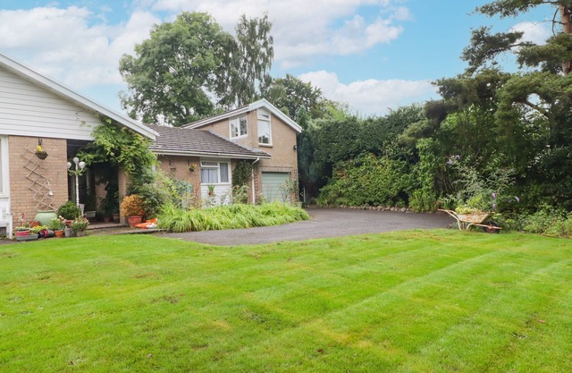 BEACONS REST, with a garden in Brecon