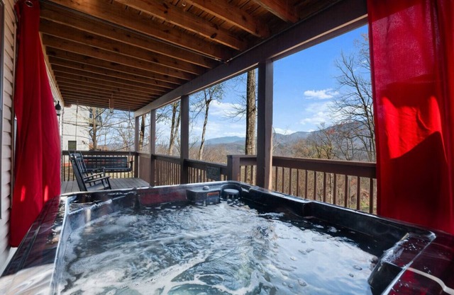 Bear Den Retreat: 2BR Resort Cabin w/MTN Views! Hot Tub*Games