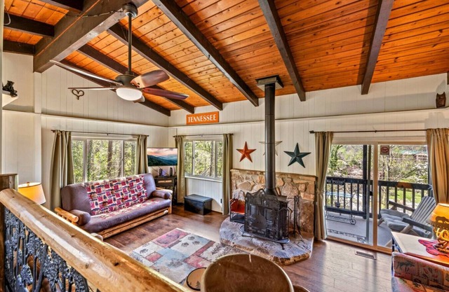 Bear Foot Den: Hot Tub + Fireplace + Games* 2 Mins to Gatlinburg!