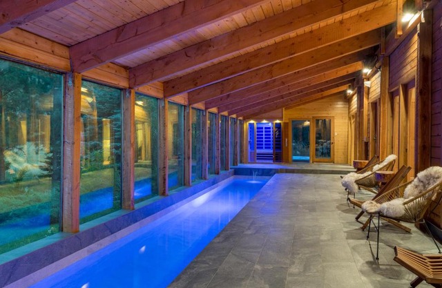 Bear Lodge with private Pool, Hottub, and Sauna!