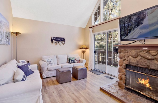 Bear Mountain Resort Chalet - Walk to Ski/Golf/Hiking- Essentials Included
