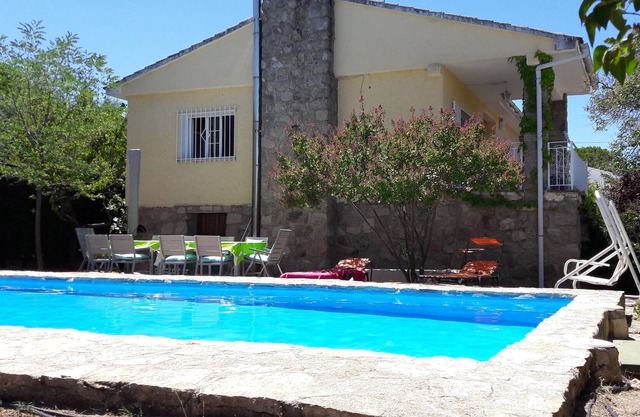 Beatifull Holiday Home Sierra Oeste Madrid, capacity 8-10, private pool