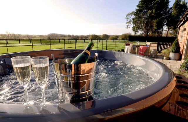Beautiful villa for 2 people with pool, hot tub, WIFI, TV, terrace and pets allowed