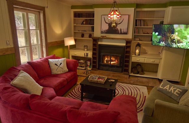 Beautiful country house by the river - 4.5 acres of private lot to enjoy nature.