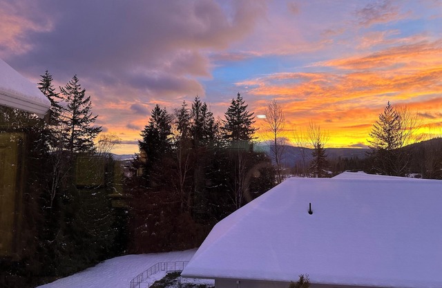 Beautiful 1bedroom suite 10 minutes away from spectacular Shuswap Lake!