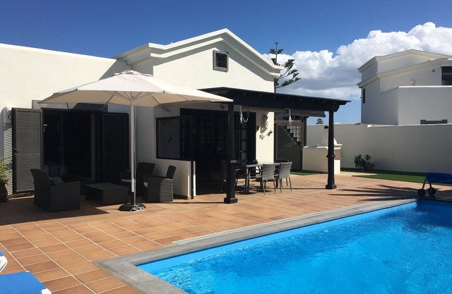 Beautiful 2 Bed Villa in the Faro Park area of Playa Blanca with Tourist Licence