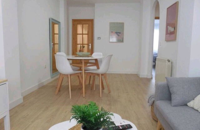 Beautiful 2 bedroom apartment near the subway