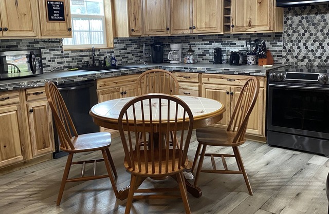 Beautiful 2 Bedroom Cabin with a lake view. Pets welcome