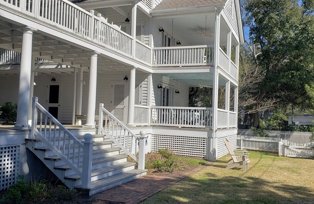 Beautiful 2 BR condo/cottage just one block from downtown waterfront!