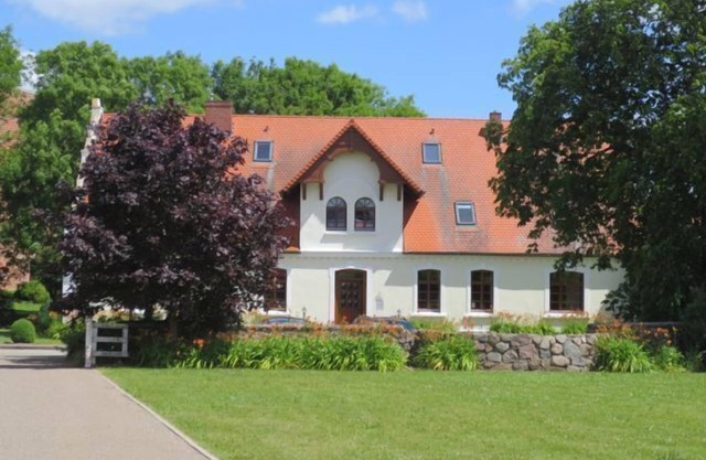 beautiful 2 Z-apartment (large apt.) in excellent environment with huge garden