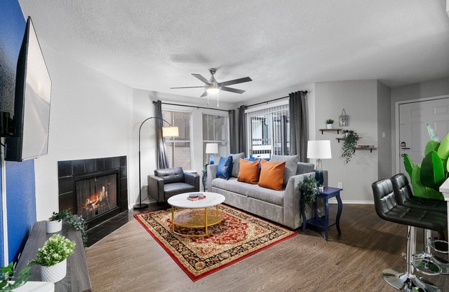 Beautiful 2BD/1BA in University Hills 9613