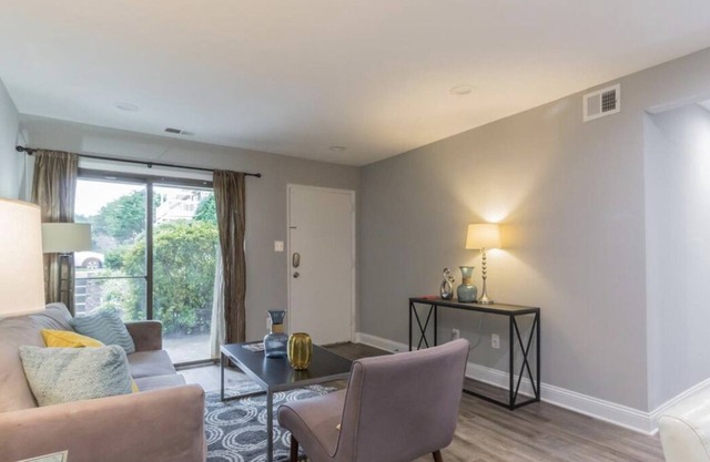 Beautiful 2BR/1BA Renovated Condo near DC w/pool