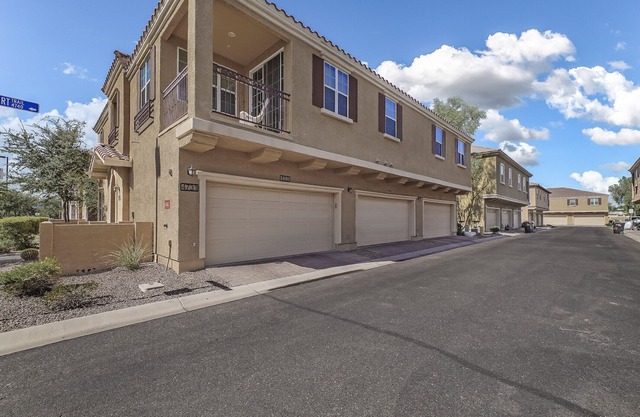 Beautiful 3 bedroom 2.5 bath townhome in heart of east Gilbert, community pool