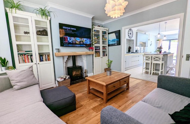 Beautiful 4 Bed Portsmouth Home Bright & Modern with Garden & Free Parking & Spa Bath & Fully Equiped Kitchen Perfect For Work or The Family