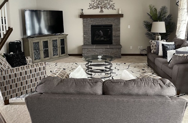 Beautiful 4 Bedroom home w/ Dining Room & big yard