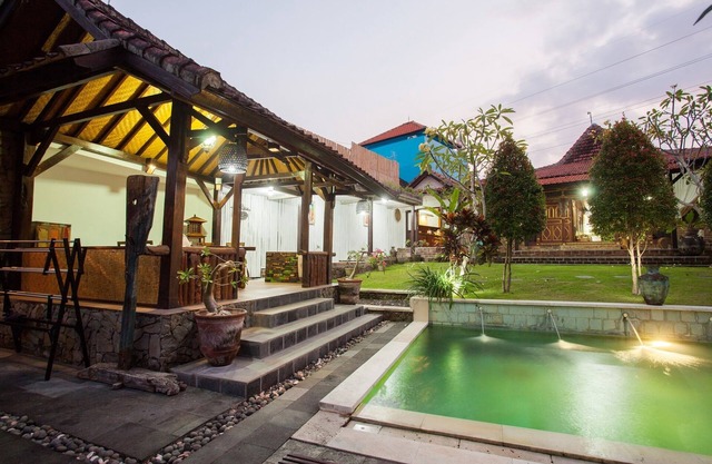Beautiful 4 Bedrooms Balinese Villa close to Seminyak