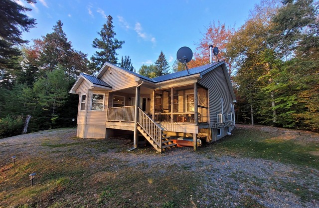 Beautiful 4 Season Lakefront Cottage on quiet Lily Lake