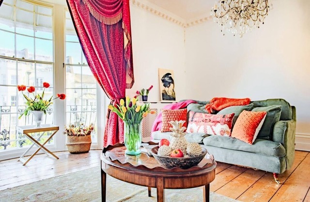 Beautiful 5 Bedroom Regency House/ Pets Welcome