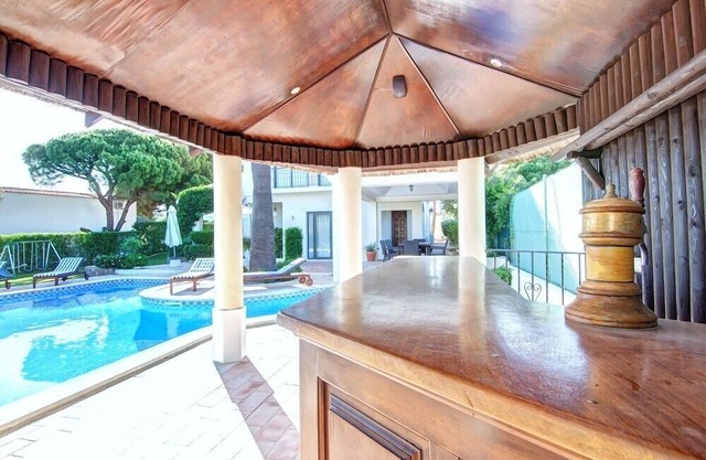 Beautiful 5 bedroom villa with tennis court and pool in the Vale do Lobo area