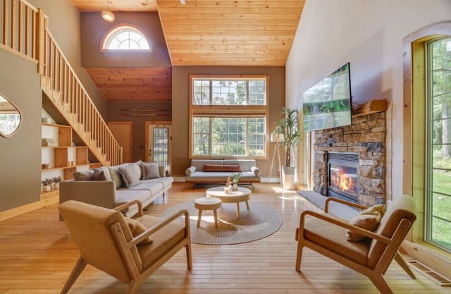 Beautiful 5BR, Gameroom, Hot Tub, Fenced Yard