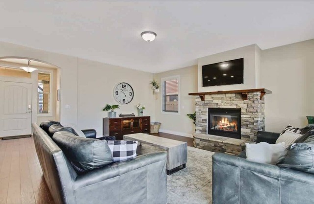 Beautiful 5BR w/Hot Tub + Pool Access! Sleeps 16