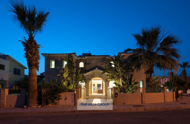 Beautiful 6 bedroom luxury villa with private pool in Universal, Kato Paphos