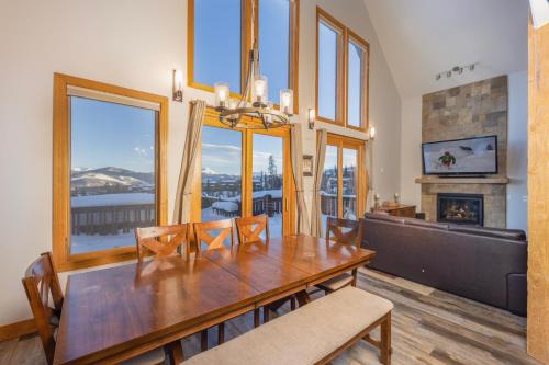Beautiful 7 BEDROOM, 3 gathering areas, pool table, hot tub, and huge deck with 360-degree views!