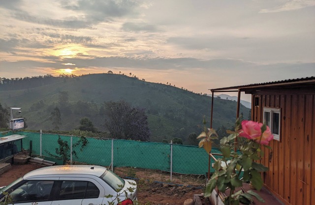 Beautiful 7 Separate bedroom cottage and container wood house in Ooty