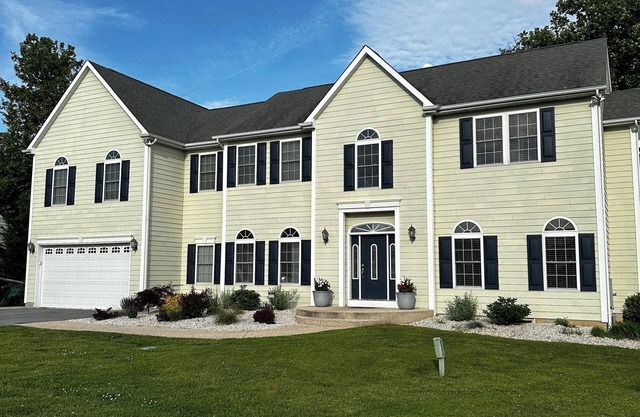 Beautiful 8 bedroom home. 2 miles to beach, with Pool access