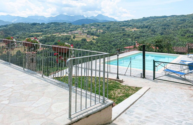 Beautiful apartment in villa for 5 guests with pool, WIFI, terrace and pets allowed