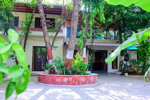 Beautiful and luxurious 3 BHK villa with Swimming pool and kitchen for upto 20 people near beach