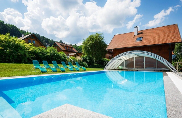 Beautiful apartment in villa for 6 guests with pool, WIFI, TV, terrace and pets allowed