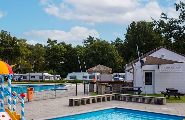 Beautiful apartment in villa for 6 guests with pool, TV, terrace, pets allowed and parking