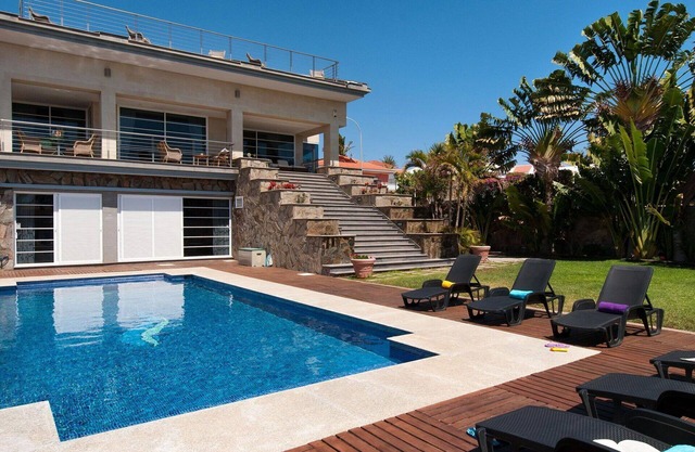 Beautiful apartment in villa for 12 people with WIFI, private pool, TV and patio