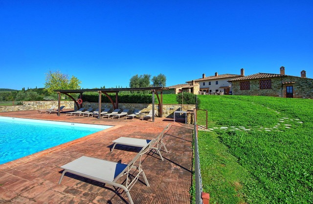Beautiful apartment for 2 people with A/C, pool, TV and panoramic view, close to Siena
