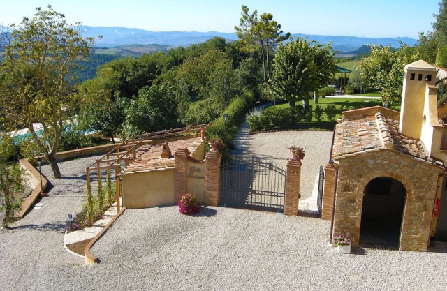 Beautiful apartment for 6 people with pool, WIFI, TV and pets allowed, close to San Gimignano