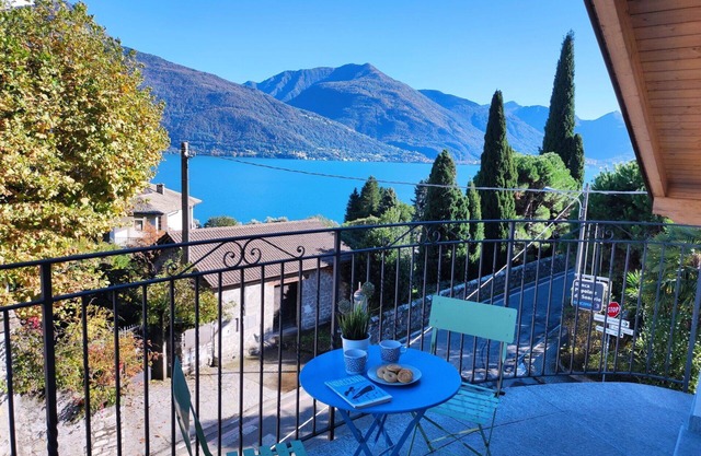 Beautiful apartment for 5 guests with A/C, WIFI, TV and balcony
