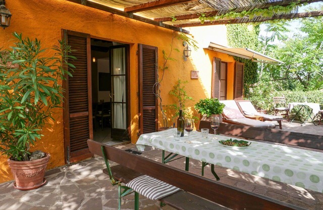 Beautiful apartment in villa for 7 people with pool, patio and pets allowed