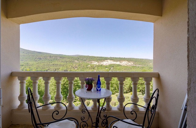 Beautiful apartment in villa for 6 guests with WIFI, TV, balcony, pets allowed and panoramic view