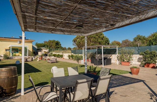 Beautiful apartment in villa for 11 guests with pool, WIFI, A/C, TV, patio and pets allowed