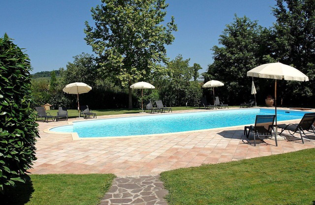 Beautiful apartment in villa with pool, WIFI, TV, terrace and pets allowed, close to San Gimignano