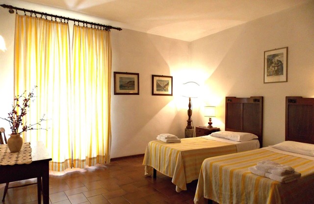 Beautiful apartment in villa for 6 guests with pool, WIFI, TV and panoramic view