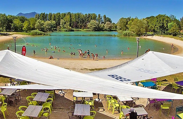 Beautiful apartment with nice sun terrace on a green private property.