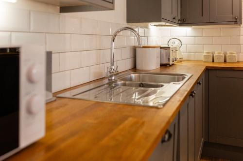 Beautiful Barn Conversion - Orchard Escape for 12!