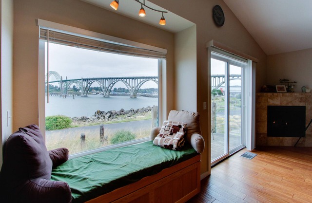 Beautiful Bayfront Townhouse with Amazing Bridge Views, Next to the State Park