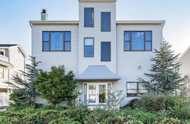 Beautiful Beach House - Two Blocks from the Ocean - One Block from the Bay