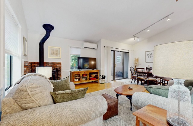 Beautiful bright condo with deck, wifi, kitchen, w/d, bbq, mountain view, TV's