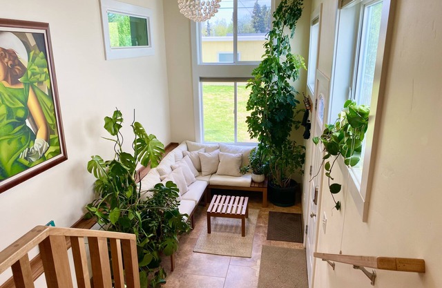 Beautiful Bright Remodel Minutes from Downtown