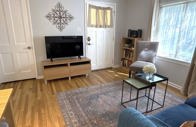 Beautiful bungalow, close to Pasadena.
